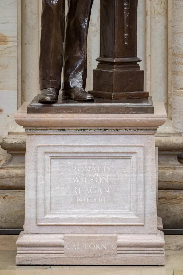 Detail of the statue.