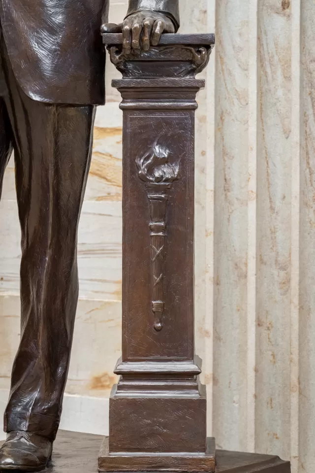 Detail of the statue.