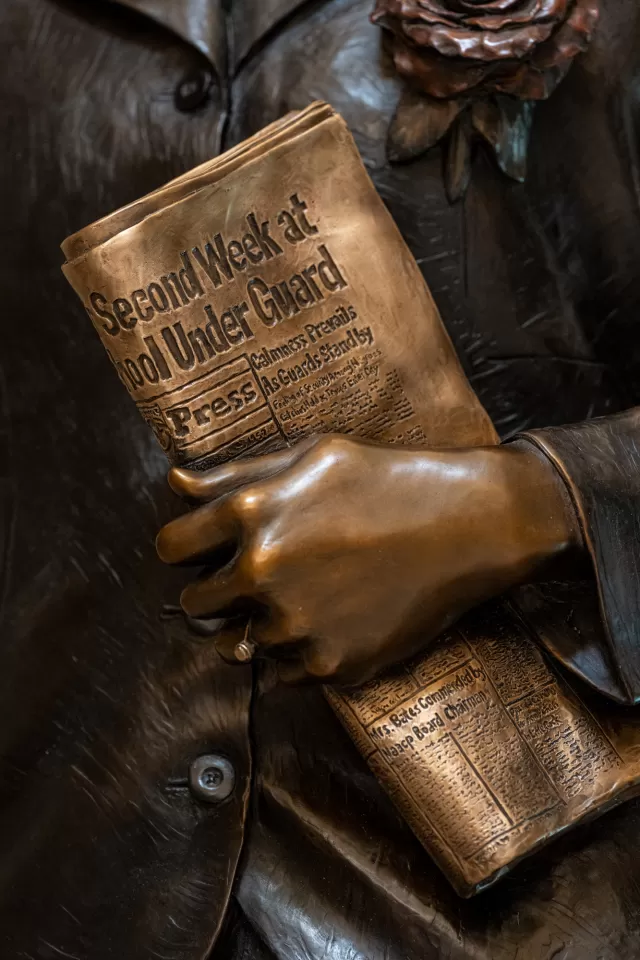Detail of the statue.
