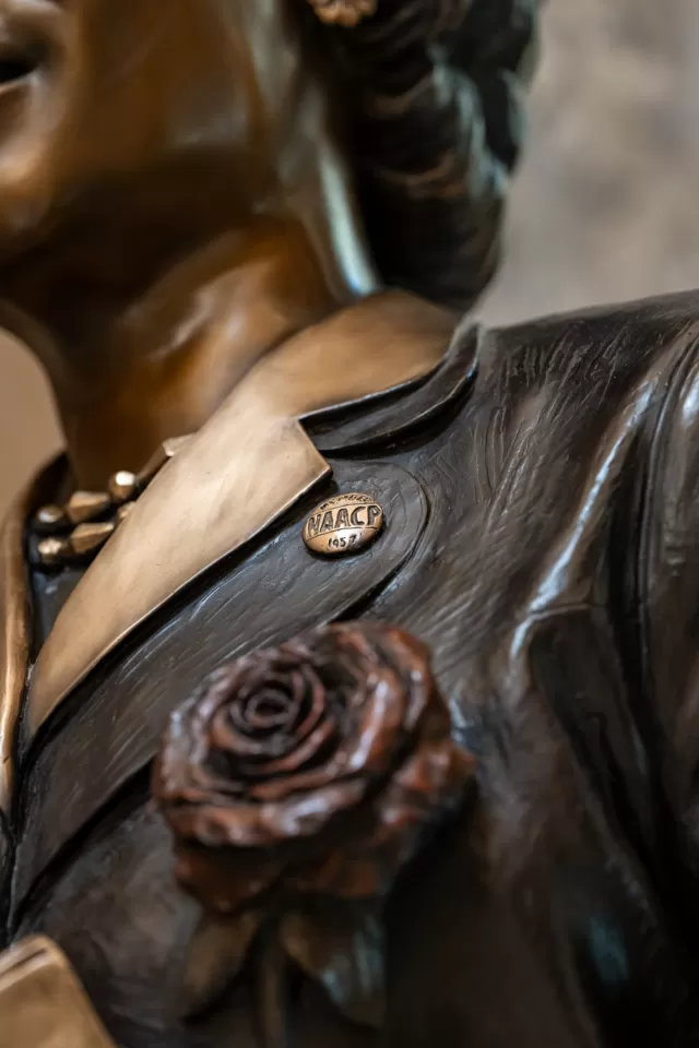 Detail of the statue.