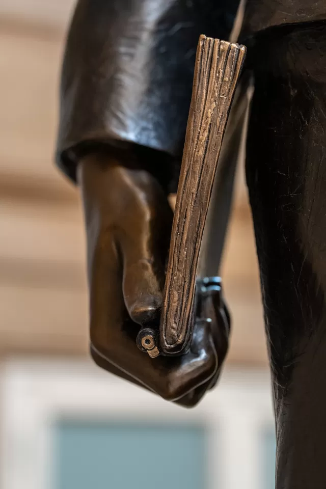 Detail of the statue.