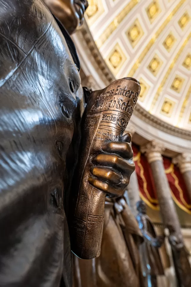 Detail of the statue.