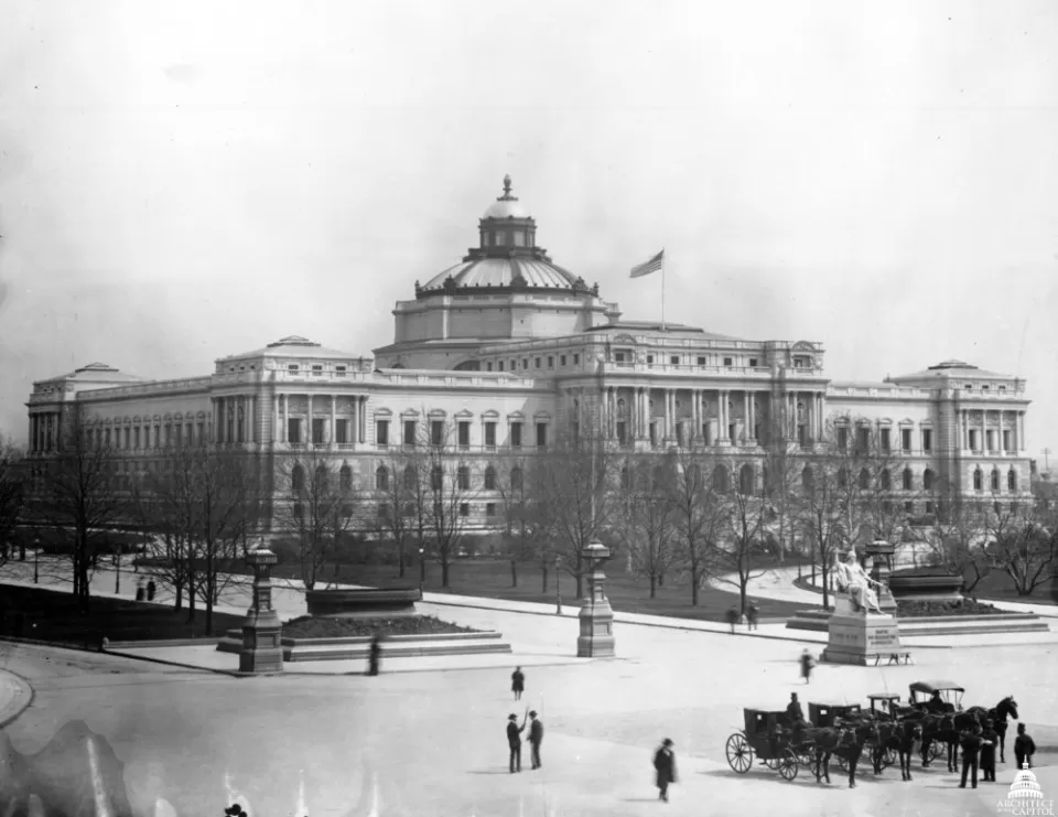 Black and white photo of the Library of Congress Thomas Jefferson Building.