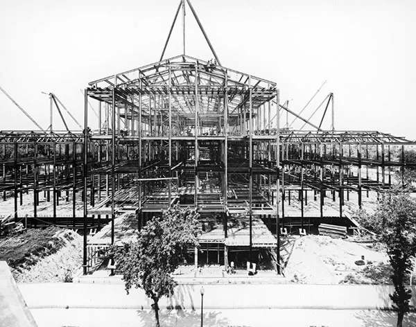 Erection of the steel framework of the Supreme Court Building in July 1932.