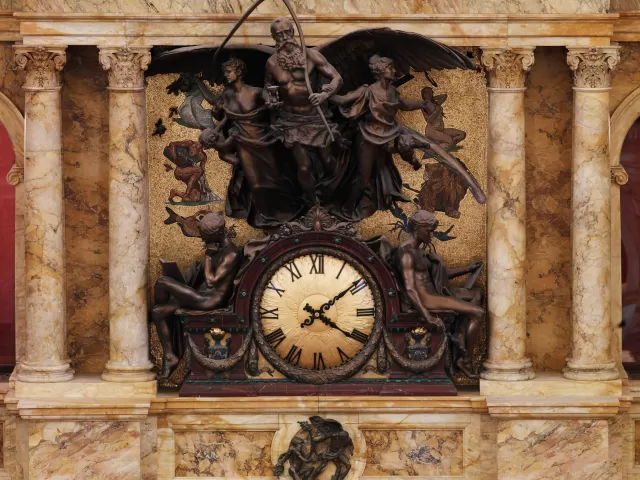 Sculpture with a clock.