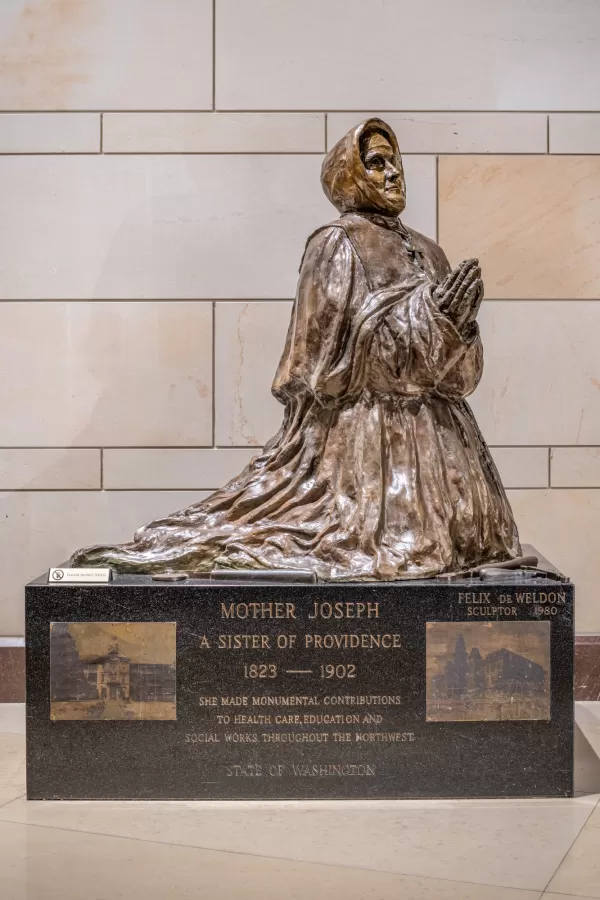 Bronze statue of a person kneeling.